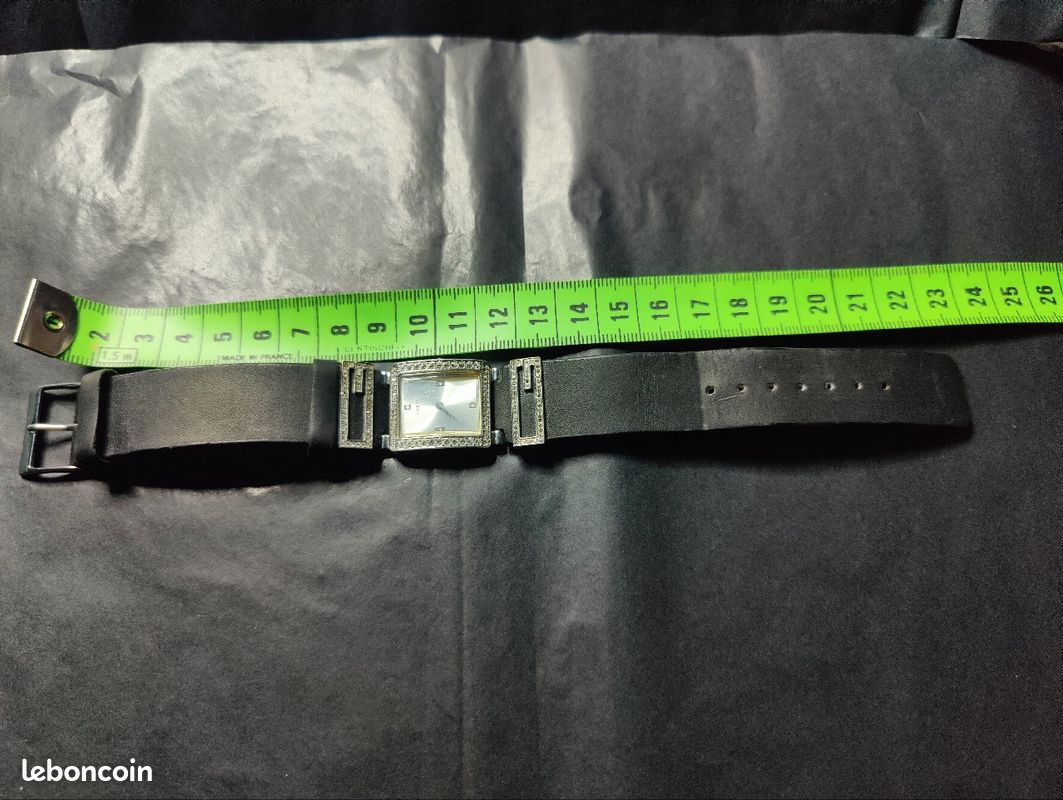 Montre femme GUESS bracelet cuir et brillants (image 2)