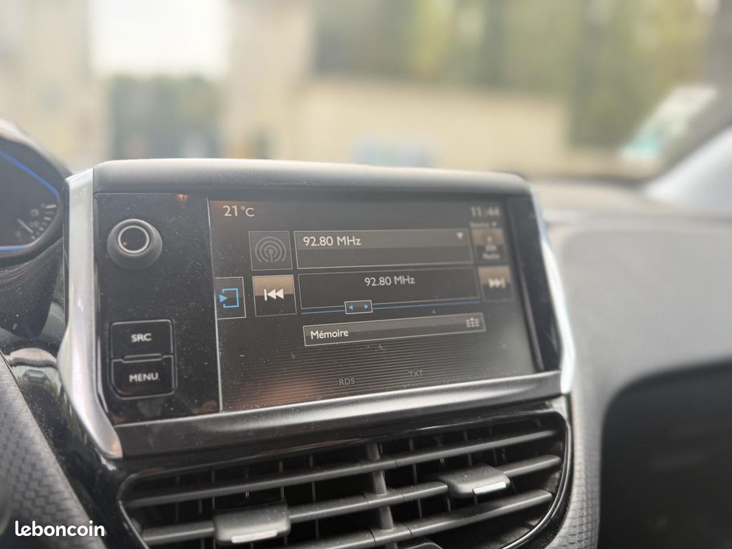 PEUGEOT 2008 1.2i 110CH BV EAT6 Allure (image 18)