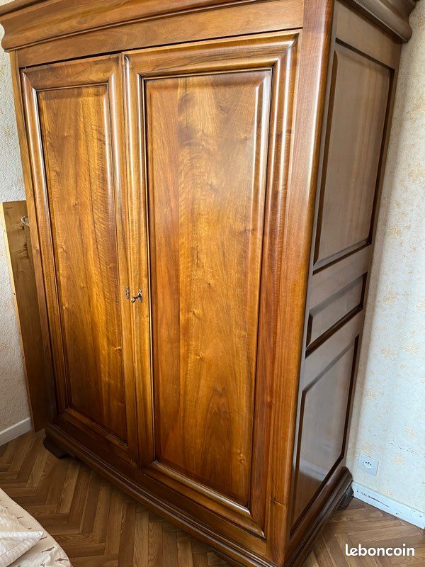 Armoire en noyer massif style Louis-Philippe (image 1)