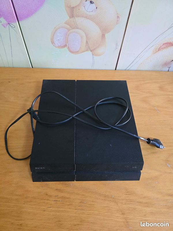 Magnifique console PS4 FAT 1To NOIRE( bouton d'allumage cassé mais il suffit juste d'insérer un cd pour qu’il s'allume la première fois et au quotidien il suffit de l'allumer sur la manette bouton PS) (image 1)