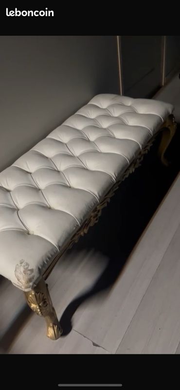 Canapé banquette blanc – Pieds dorés – Idéal évènement ou déco intérieure (image 1)