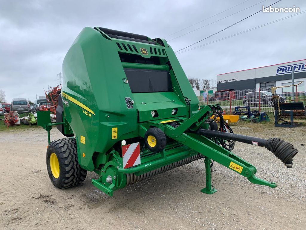 John Deere 451M (image 2)