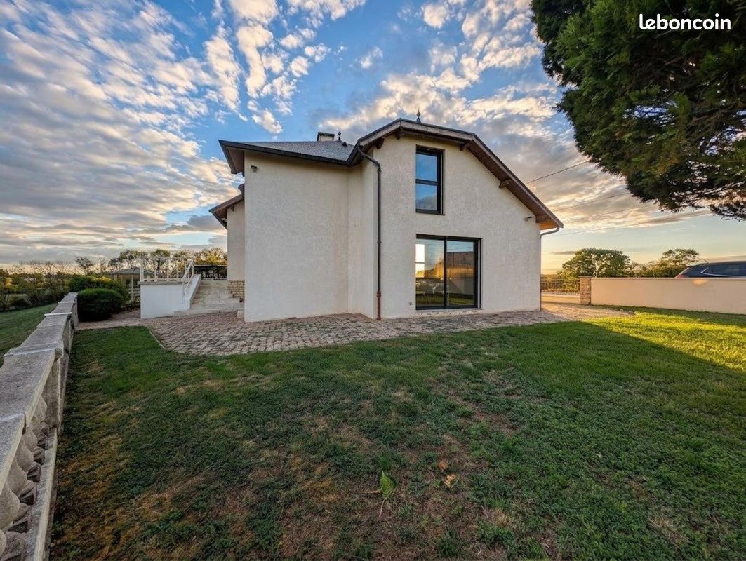 Maison 8 pièces 186 m² · à Génelard · 186 m² · 219 000 €