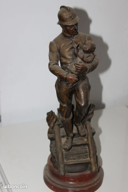 USA/Fifties - Statue de Pompier Américain avec son casque et sa lance à incendie USA/Fifties - Statue de Pompier Américain avec son casque et sa lance à incendie
