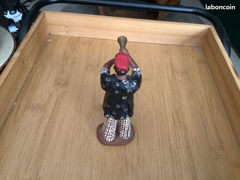 Figurine vintage en résine d’un trompettiste africain (image 2)