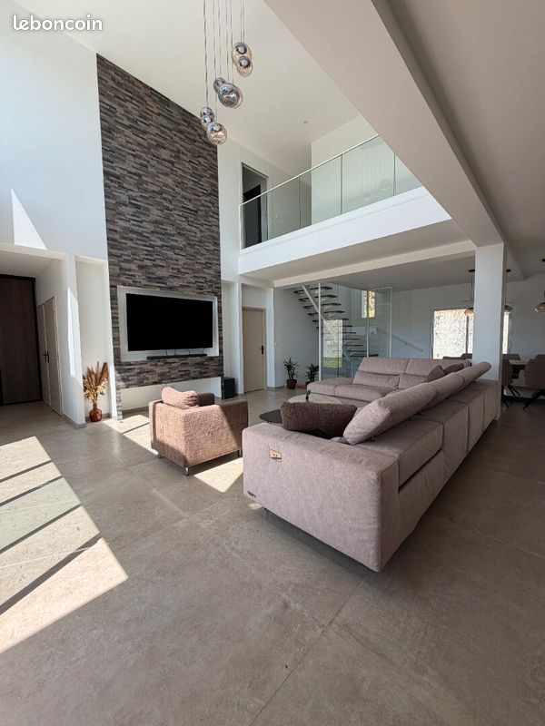 Maison 8 pièces 327 m² · à Caudan · 327 m² · 682 500 €