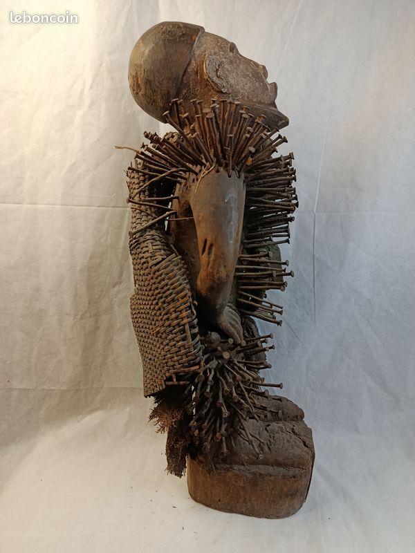Fétiche africain Nkisi Nkondi clouté – Bois, métal, fibres – 72 cm (image 5)