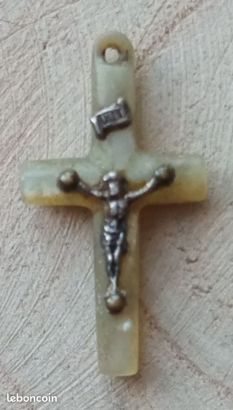 Croix religieux antique en nacre avec corpus en argent du Saint Jésus-Christ vintage année 1950 (image 1)