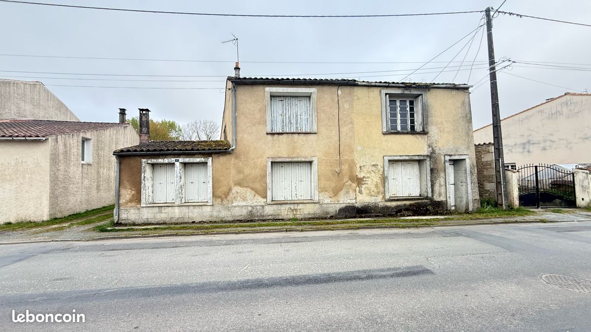 Maison 8 pièces 210 m² · à Coulon · 210 m² · 120 000 €