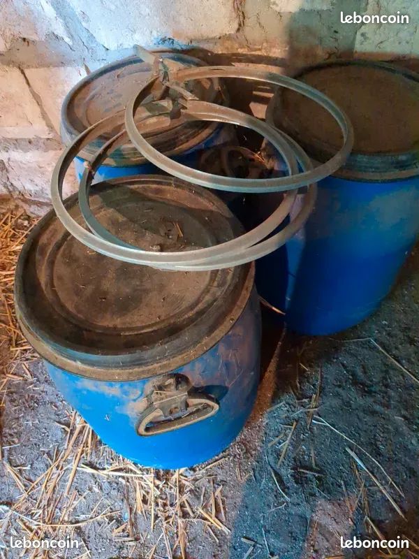 Lot de 3 futs de 60 litres TBE contenu que du blé (image 1)