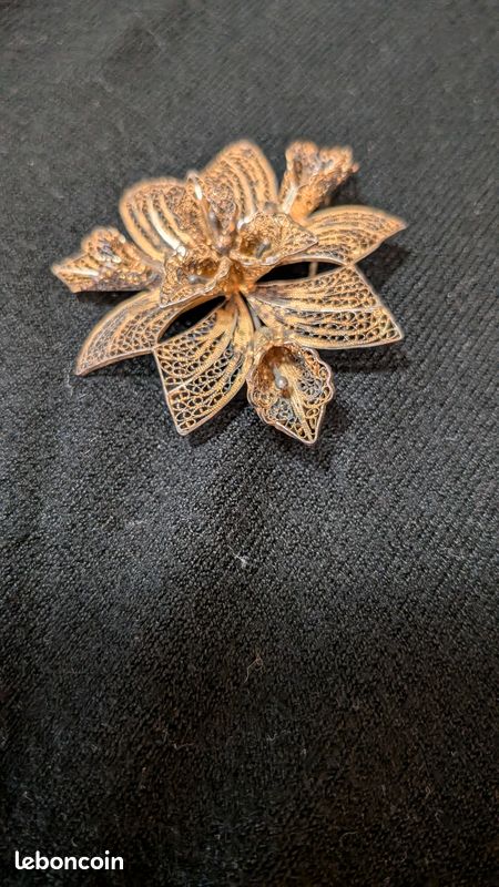 Broche vintage en filigrane doré – Motif floral en relief (image 5)