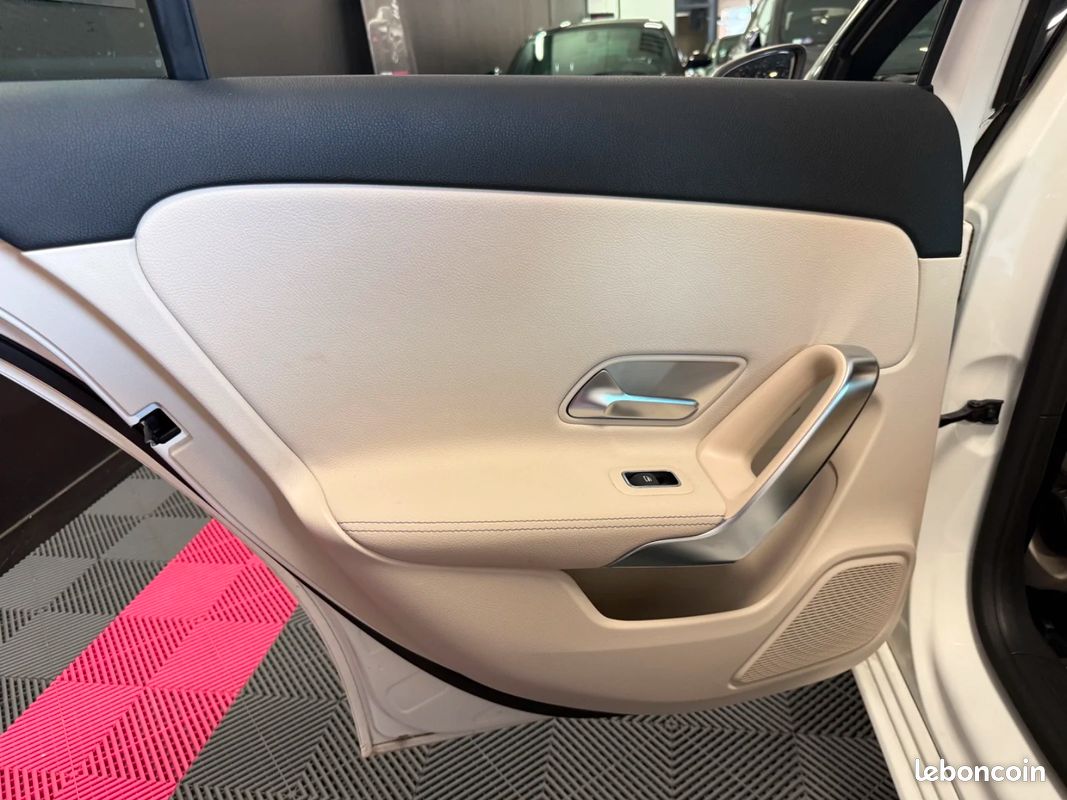 Mercedes-Benz CLASSE A Classe A 180 d 7G-DCT / APPLE CARPLAY / RÉGULATEUR / CAMÉRA / FAIBLE KM (image 41)