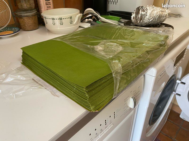 Je vends très grand lot de set de table en papier (image 1)