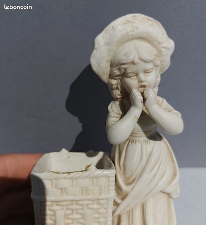 Vase Bouquetière En Biscuit – Jeune Fille Au Panier Et Chapeau – Vintage (tête Recollée)