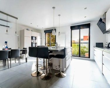Maison contemporaine en R+3 refaite à neuf en 2017