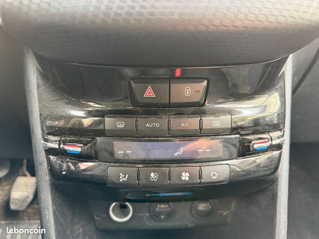 Peugeot 2008 1.6EHDI ALURE CARNET ENTRETIEN SUIVI KIT DISTRIBUTION NEUVE GPS PAIEMENT 4 OU 10 FOIS (image 13)