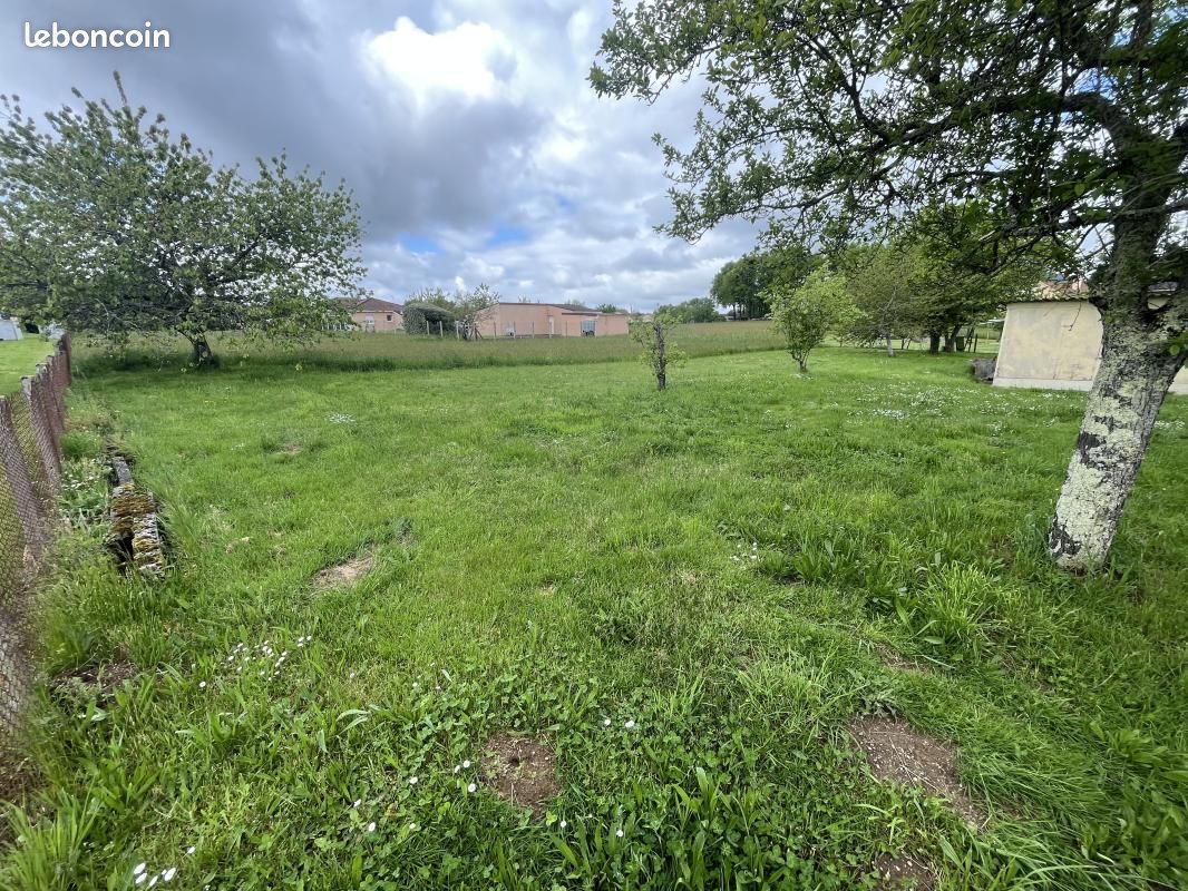 Terrain 1 699 m² Rochechouart · 34 100 €
