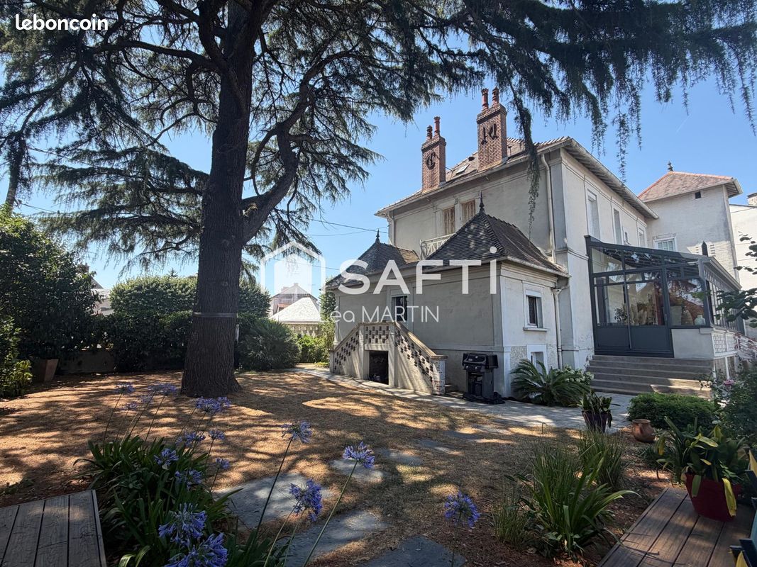 Maison 10 pièces 278 m² · à Cholet · 278 m² · 585 000 €