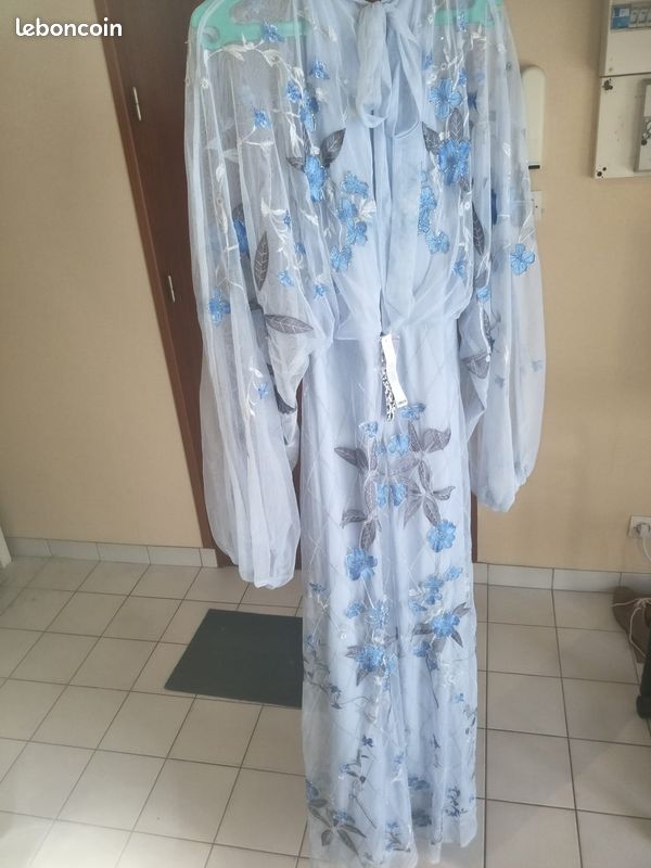 Jolie robe bleue en tulle brodé, Taille 40/42, jamais portée, neuve (image 1)
