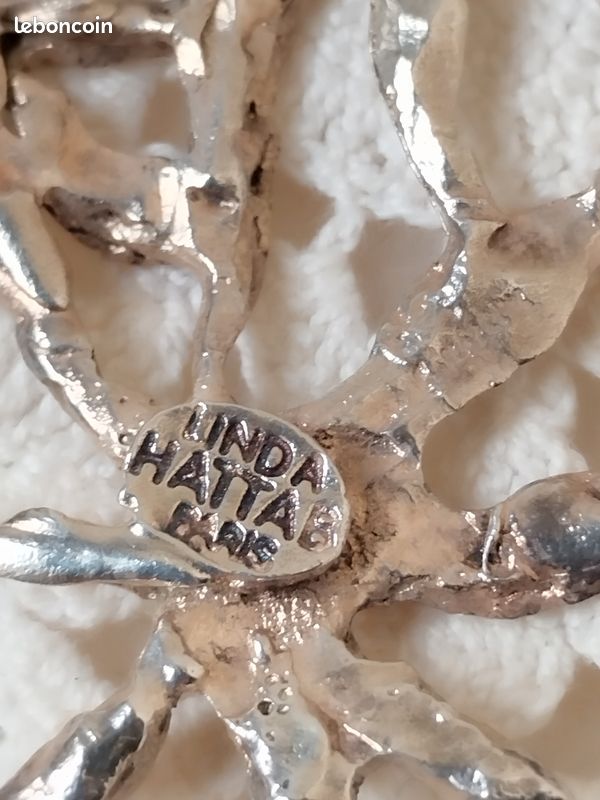 Broche Vintage Linda Hattab Paris - Métal Argenté - Années 1980 - Occasion Très Bon état