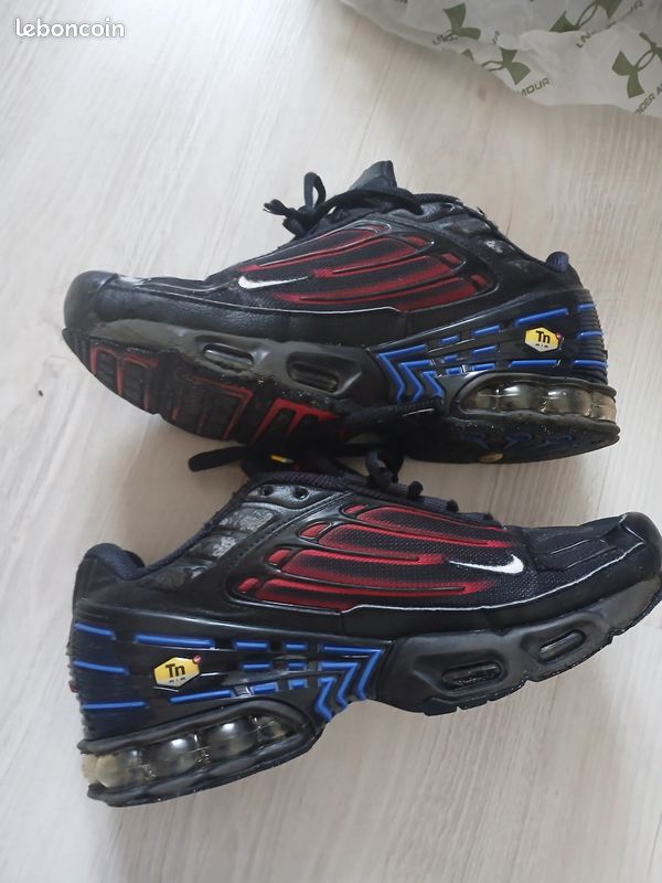 Paire de Nike Air Max Plus TN en taille 39, coloris noir / rouge / bleu (image 3)