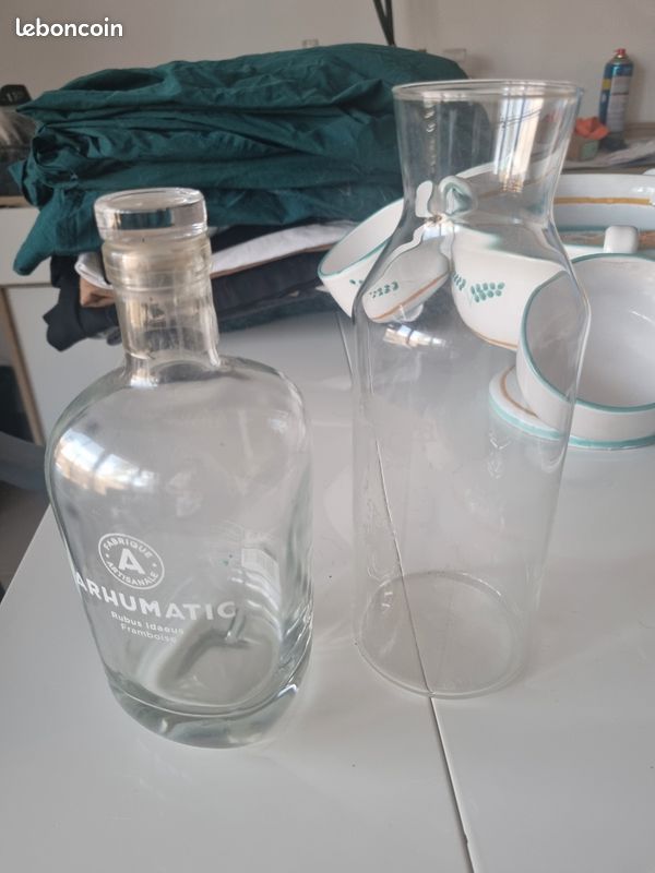 Deux bouteille transparent pour mettre de l'eau (image 1)
