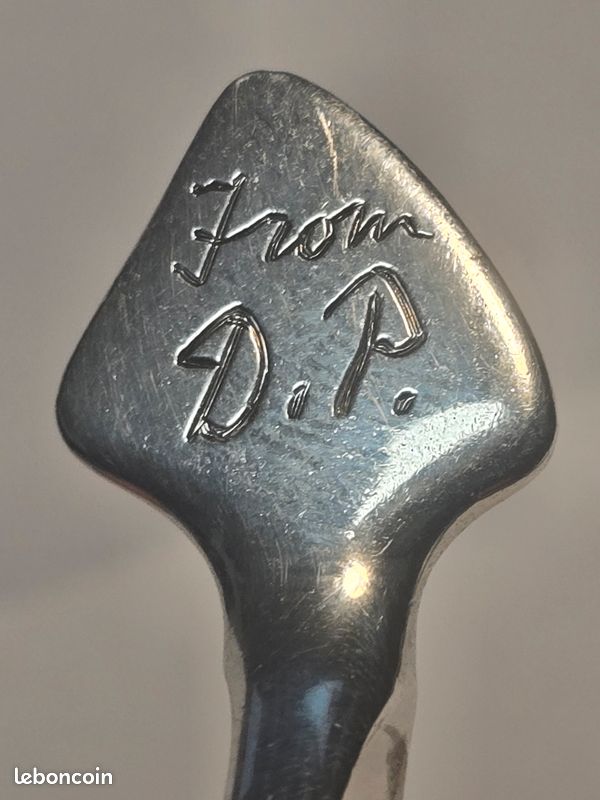 Pince à sucre en argent massif 925.
Fabrication britannique (Angleterre).
Nombreux monogrammes et gravures, voir les photos.
En bon état (image 5)