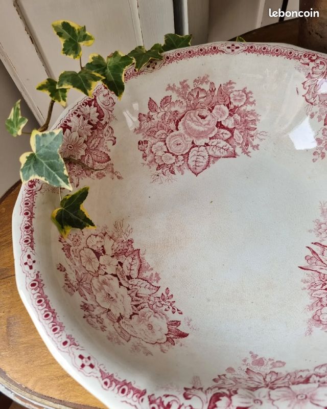 Ancien Saladier Terre de fer aux tonalités framboise et décor floral (image 10)