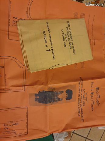 Page De Patron De Couture Pour Poupée - Robe Chasuble Et écharpe (Modes Et Travaux, 2001)
