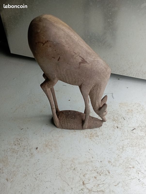 Sculpture biche en bois (image 1)