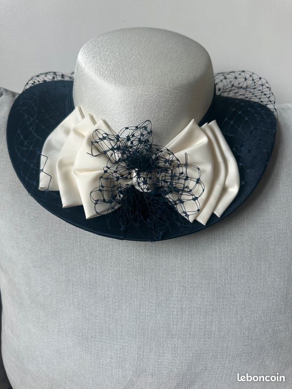Magnifique chapeau de cérémonie de modiste - Capeline Bibi bleu marine et crème (image 1)