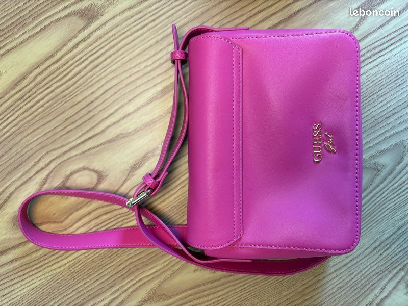 Sac bandoulière Guess rose fuchsia Accessoires Bagagerie
