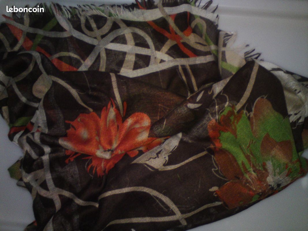 Etole ou Paréo Grand foulard Motifs multicolores de fleurs (beige, orange, vert, sur fond brun) (image 5)