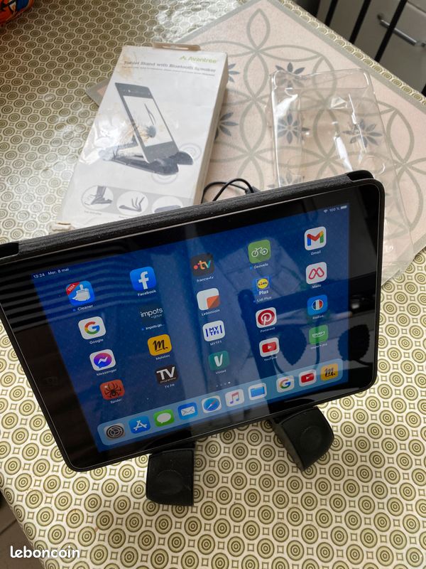 Tablet stand with Bluetooth speaker (image 1)