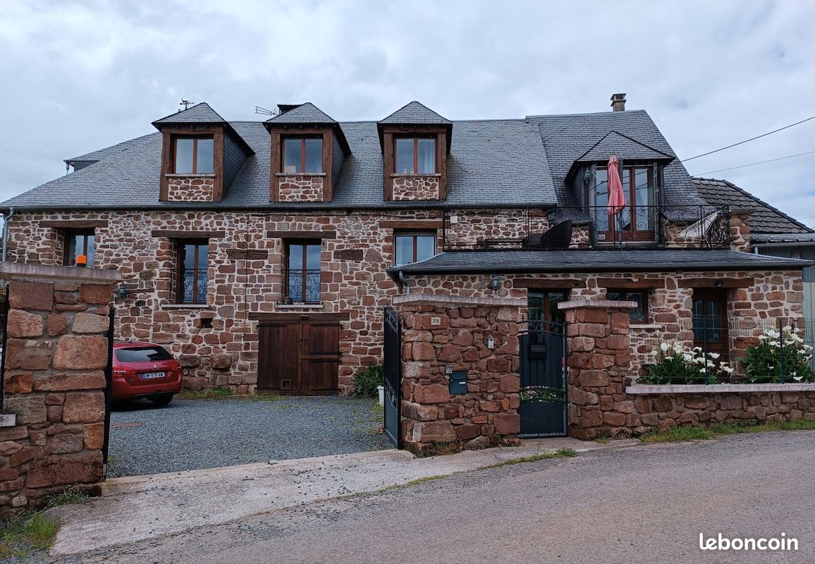 Maison 8 pièces 210 m² · à Saint-Bonnet-la-Rivière · 210 m² · 1 100 €