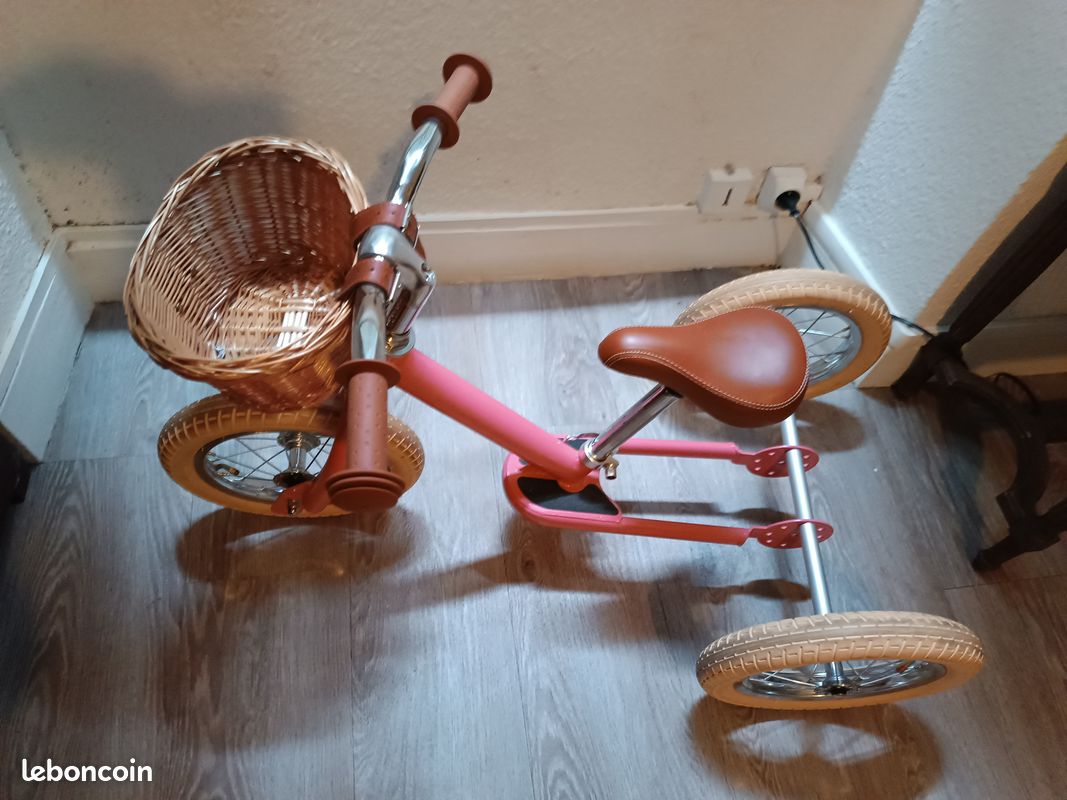 Vélo draisienne tricycle en vintage rose mat roues