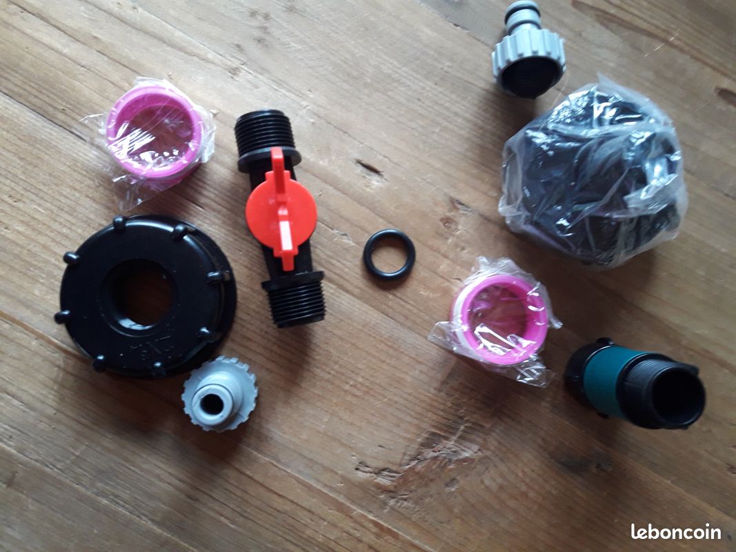 Lot très complet pour jardin : asperseurs, raccords récupérateurs, embouts, tuyaux arrosage, filets oiseaux, ... (image 1)