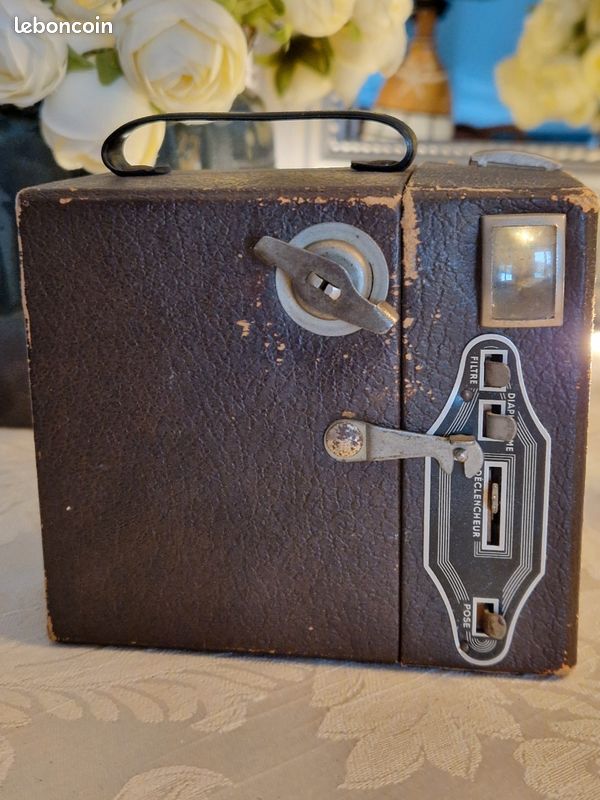 CHAMPION is a name variant of GOLDY 6x9 camera made in France by Goldstein c.1950