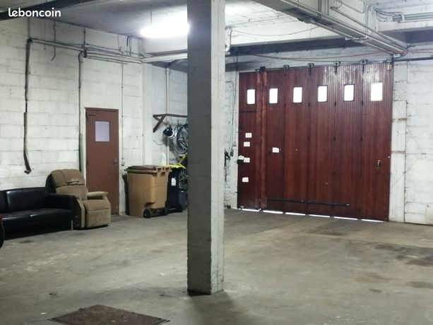 Grand garage / Lieu de stockage