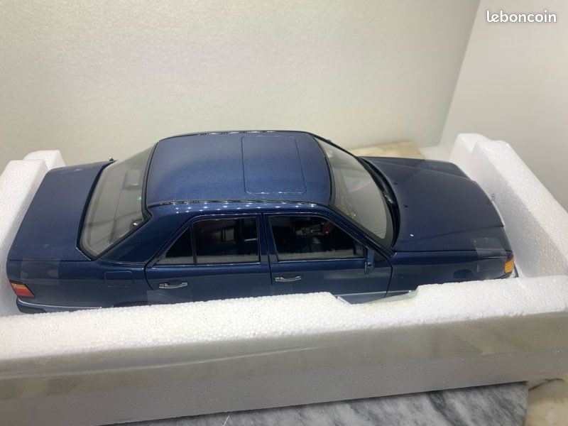 NOREV 183947 - Mercedes 500 E W124 Bleue 1990, Voiture Miniature 1/18 Neuve