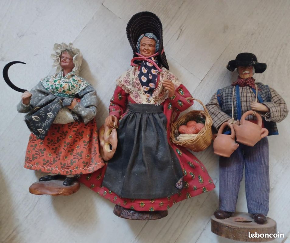 Lot de douze santons en terre cuite à l'effigie de Joseph, peint