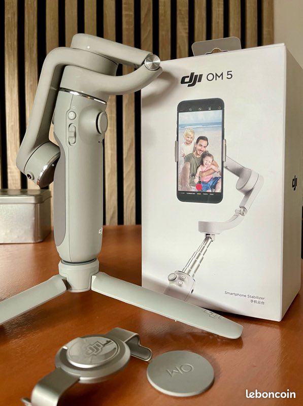 Stabilisateur DJI OM5 pour smartphone avec mini trépied de table (image 2)