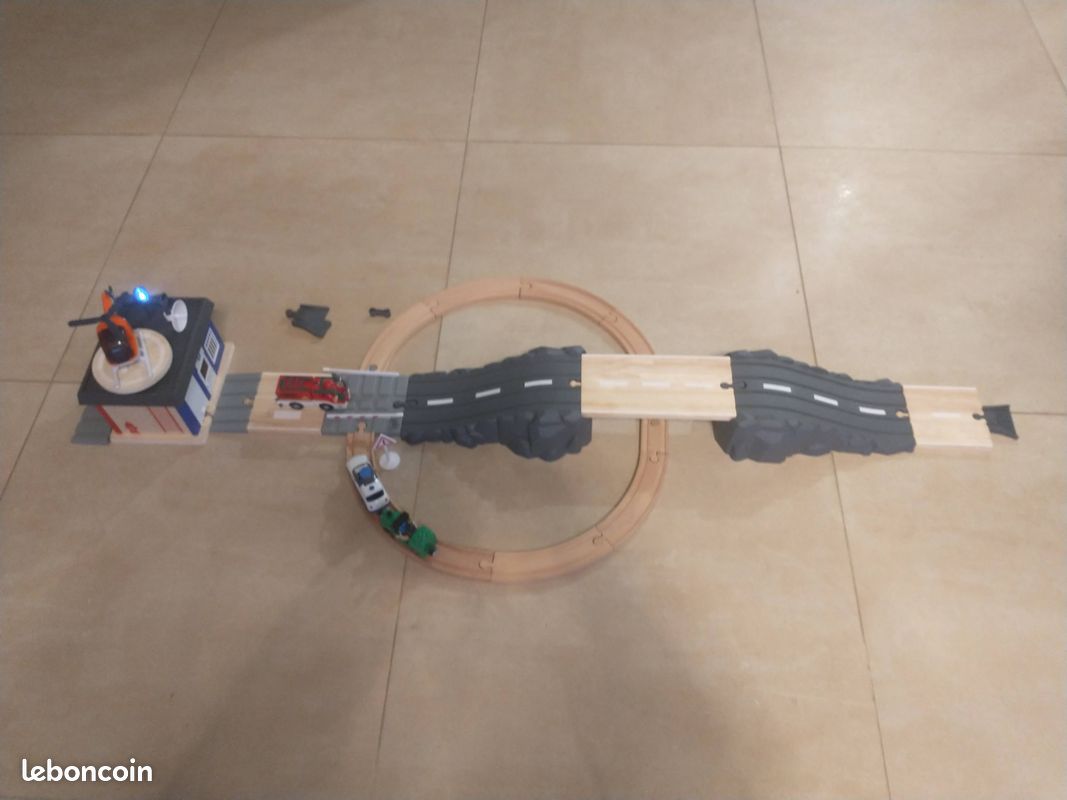 Train en bois (image 1)