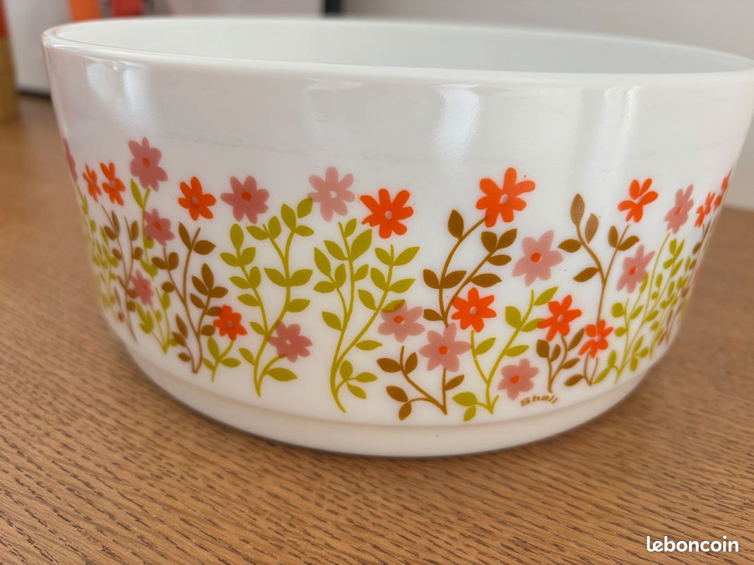 Lot de 2 saladiers Arcopal opalin vintage décor fleurs - Arts de la table Lot de 2 saladiers Arcopal opalin vintage décor fleurs - Arts de la table