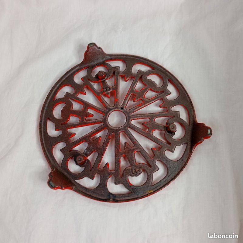 Dessous De Plat Rond Vintage Fonte émaillée Rouge – 21,5 Cm, Motif Mandala