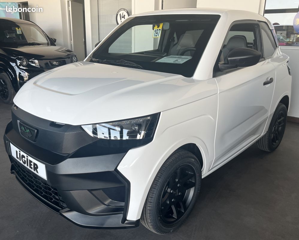 OFFRE EXCEPTIONNELLE : Voiture sans permis nouvelle ligier js50 - revo d+ blanche avec direction assistee et carplay - 15990 (image 1)