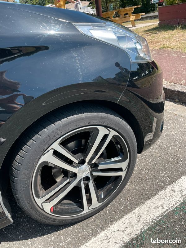 Peugeot 208 GT line 1,2l noire année 2018 - 27 296 km (image 7)
