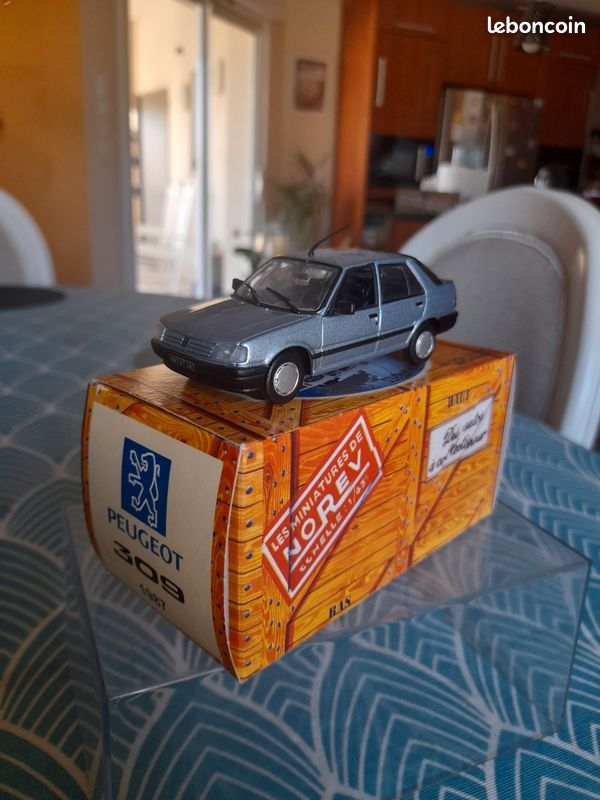 PEUGEOT J9 La Poste 1987, orange
