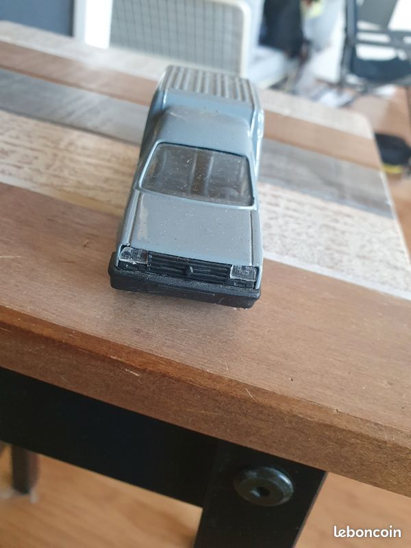 RARE VOITURE MINIATURE RENAULT express avec attache remorque / solido
