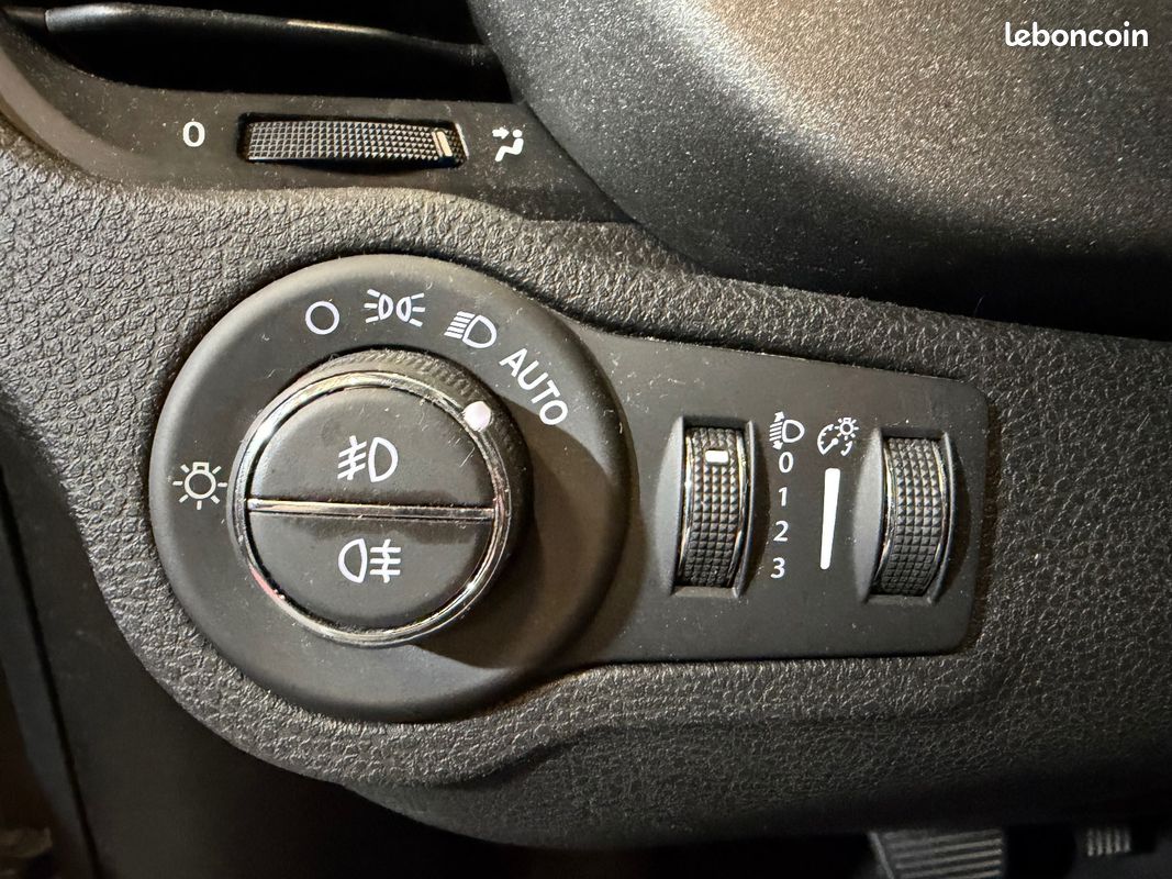 FIAT 500X 1.4 MultiAir 140 ch DCT Cross+ / CUIR / U CONNECT / VOLANT CHAUFFANT / SIEGES CHAUFFANTS (image 20)